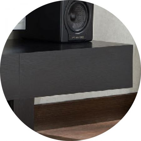 Hay un diseño de almacenamiento abierto en el medio, que es muy conveniente para guardar y recuperar.